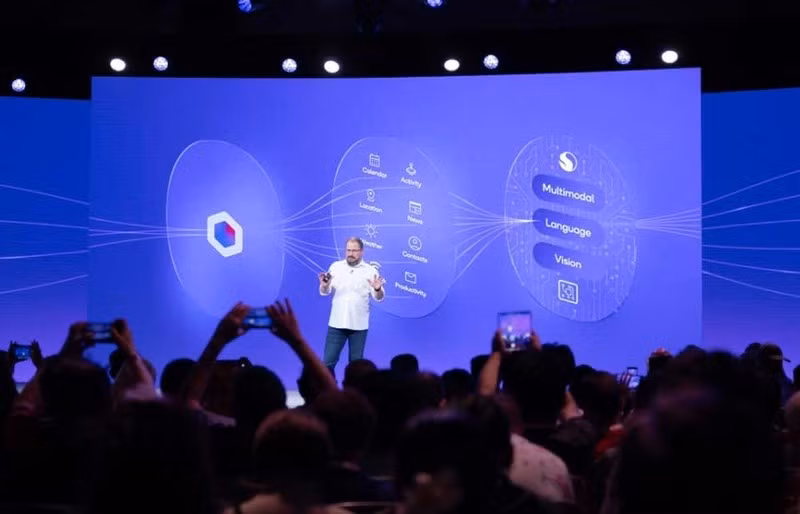 Qualcomm cũng giới thiệu công nghệ Sensing Hub hoàn toàn mới. Hệ thống này kết hợp dữ liệu từ microphone và các cảm biến để liên tục nhận diện ngữ cảnh và ý định của người dùng. Theo Qualcomm, tính năng này cho phép các trợ lý AI hoạt động chủ động, đưa ra các đề xuất cá nhân hóa theo thời gian thực.