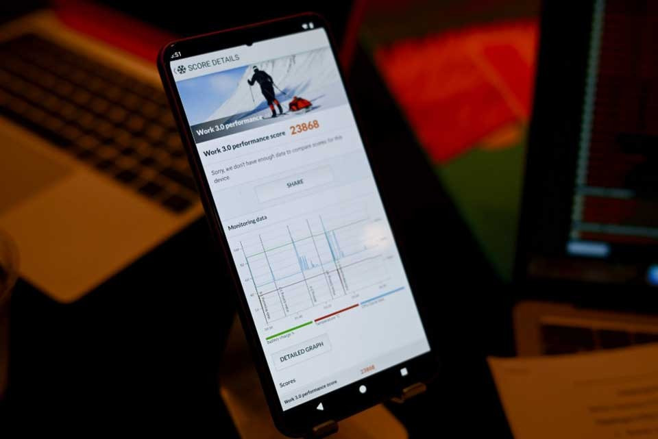 Điểm nhấn trên Snapdragon 8 Gen 5 nằm ở khả năng xử lý trí tuệ nhân tạo. Với bộ xử lý thần kinh NPU Hexagon mới, con chip này cho tốc độ xử lý tác vụ AI nhanh hơn 46% so với Snapdragon 8 Gen 3, đồng thời hỗ trợ độ chính xác INT2 giúp nén các mô hình ngôn ngữ lớn hiệu quả hơn ngay trên thiết bị.