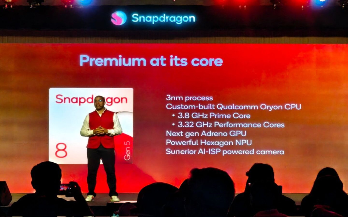 Tương tự như phiên bản Elite, Snapdragon 8 Gen 5 được sản xuất trên tiến trình 3nm tiên tiến của TSMC và sử dụng kiến trúc CPU Oryon tùy chỉnh. Tuy nhiên, để phân cấp sản phẩm, Qualcomm đã điều chỉnh xung nhịp tối đa của con chip này xuống mức 3.8GHz, thấp hơn đáng kể so với con số 4.6GHz trên bản Elite.
