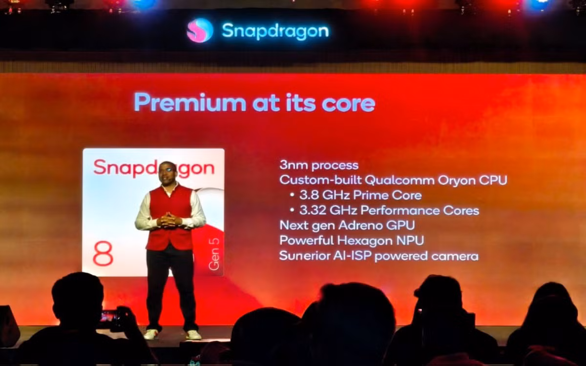 Tương tự như phiên bản Elite, Snapdragon 8 Gen 5 được sản xuất trên tiến trình 3nm tiên tiến của TSMC và sử dụng kiến trúc CPU Oryon tùy chỉnh. Tuy nhiên, để phân cấp sản phẩm, Qualcomm đã điều chỉnh xung nhịp tối đa của con chip này xuống mức 3.8GHz, thấp hơn đáng kể so với con số 4.6GHz trên bản Elite.
