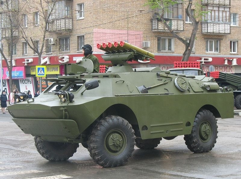 Tên lửa được thiết kế với khả năng tấn công từ phía trên (top-attack mode), nhắm vào phần mái của xe bọc thép – khu vực thường có lớp giáp mỏng nhất. Điều này làm tăng hiệu quả tiêu diệt các mục tiêu như xe tăng hoặc xe bọc thép.