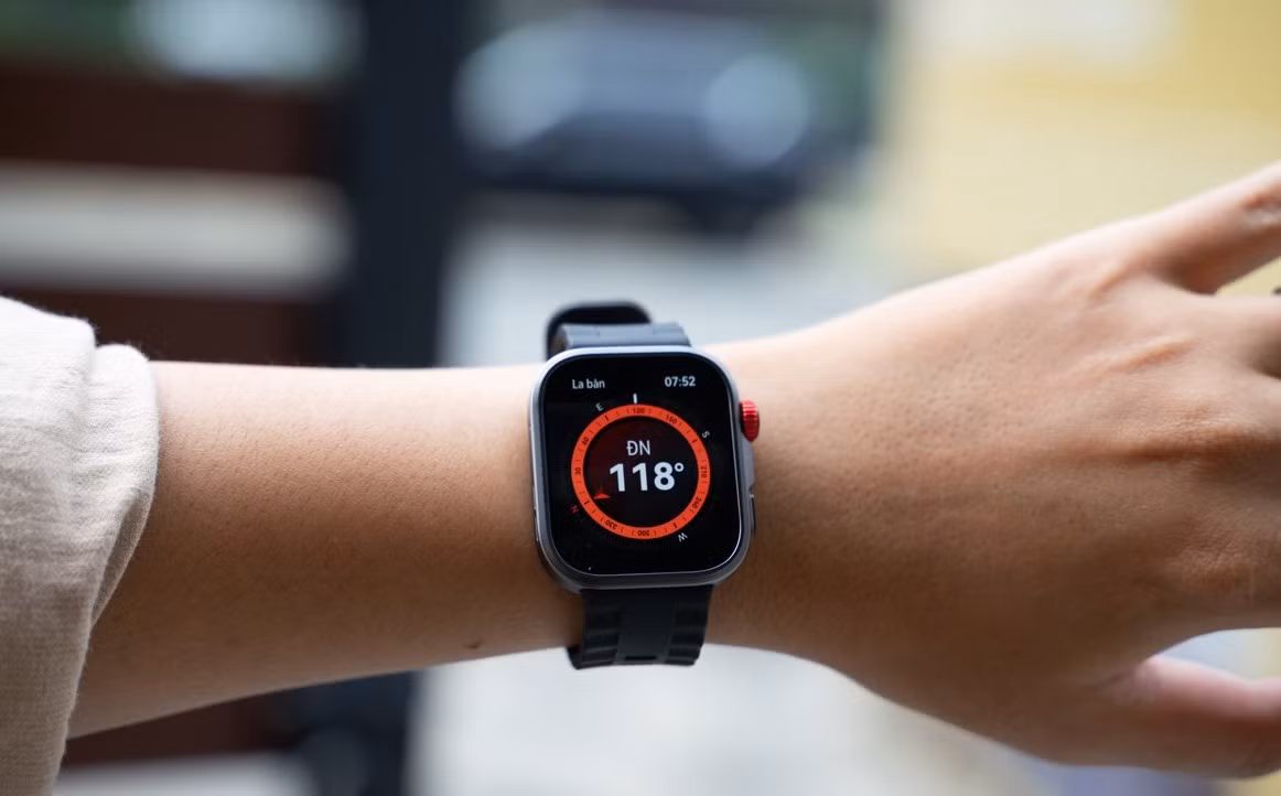 Huawei Watch Fit 4 Pro nổi bật với hệ thống TruSense thế hệ mới, có khả năng theo dõi hơn 60 chỉ số sức khỏe khác nhau. Các tính năng sức khỏe tiên tiến bao gồm: Đo ECG (điện tâm đồ) - tính năng mới so với Fit 4 thường, Phân tích rối loạn nhịp tim bằng sóng xung, Phát hiện độ cứng động mạch, Đo nhiệt độ cơ thể, Theo dõi HRV (biến thiên nhịp tim), Phát hiện ngưng thở khi ngủ Đo SpO₂ (oxy trong máu) liên tục.