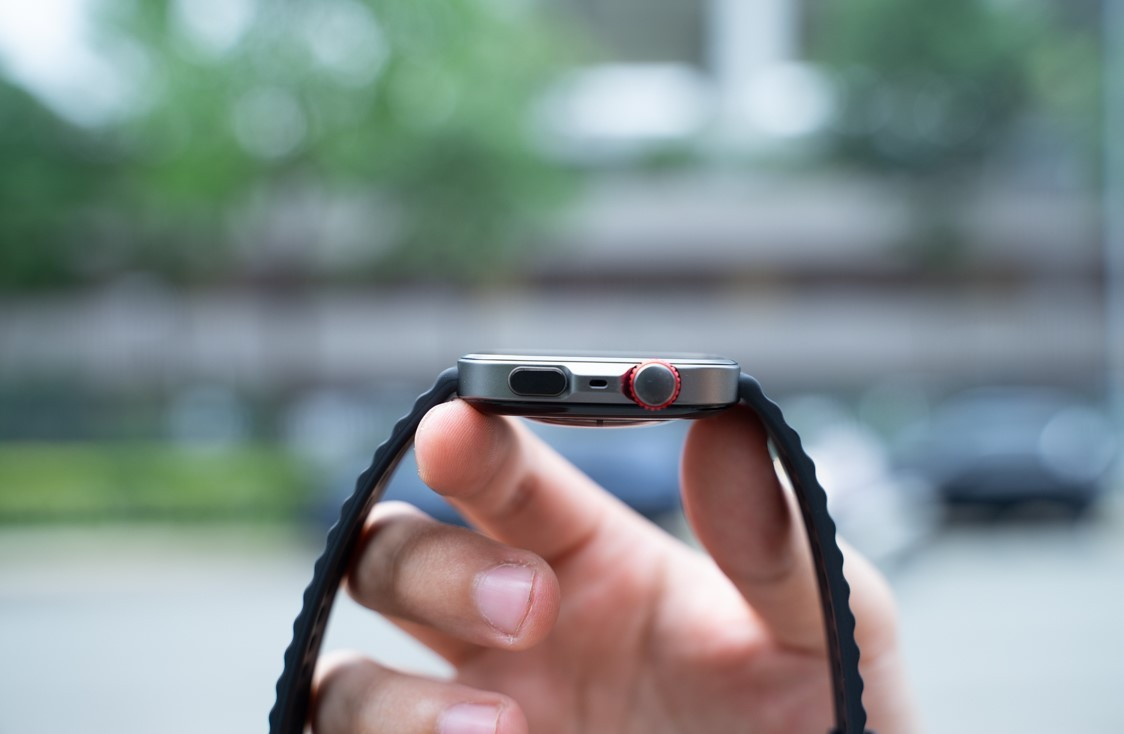 Nút xoay (Digital Crown) ở cạnh bên phải của Huawei Fit 4 Pro được thiết kế nổi bật với đường viền đỏ thể thao, hỗ trợ thao tác xoay điều hướng cực kỳ tiện lợi. Ngay cạnh bên nút xoay là nút chức năng tùy chỉnh, dễ dàng truy cập nhanh các ứng dụng yêu thích.