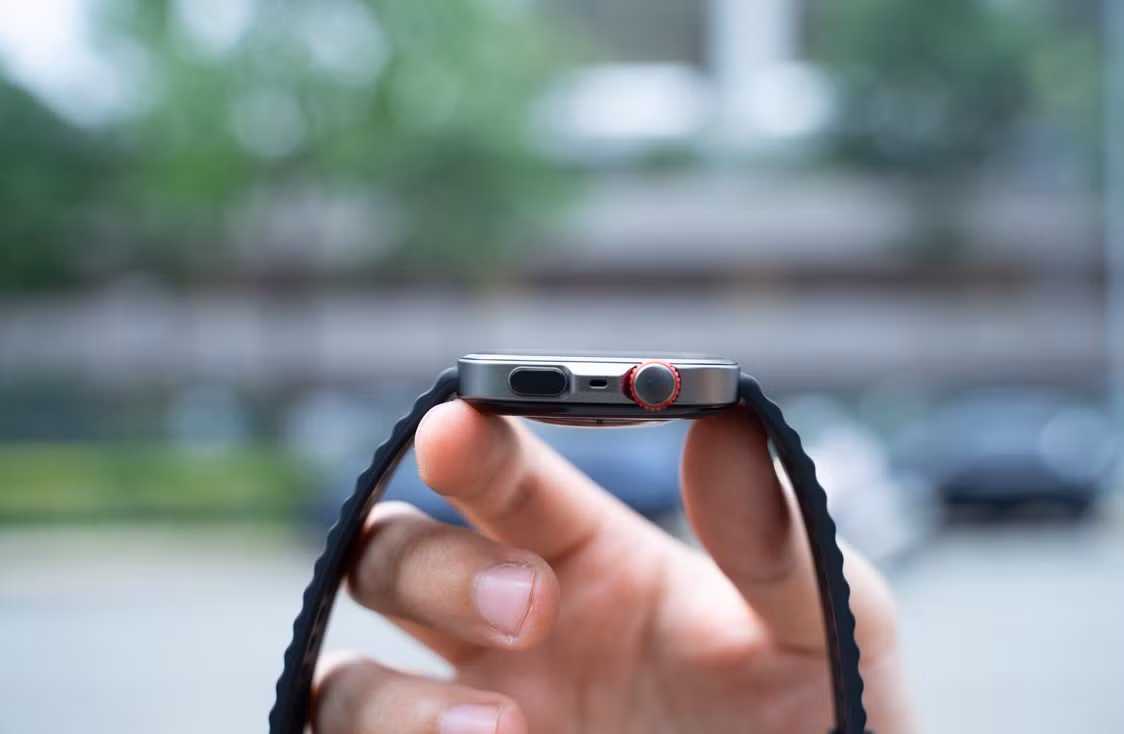 Nút xoay (Digital Crown) ở cạnh bên phải của Huawei Fit 4 Pro được thiết kế nổi bật với đường viền đỏ thể thao, hỗ trợ thao tác xoay điều hướng cực kỳ tiện lợi. Ngay cạnh bên nút xoay là nút chức năng tùy chỉnh, dễ dàng truy cập nhanh các ứng dụng yêu thích.