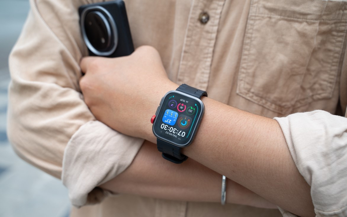 Huawei Watch Fit 4 Pro kết nối với smartphone thông qua ứng dụng Huawei Health, hỗ trợ cả Android và iOS. Ứng dụng được thiết kế với giao diện trực quan, chia thành các tab chính giúp người dùng dễ dàng quản lý tập luyện, sức khỏe và tùy chỉnh thiết bị.