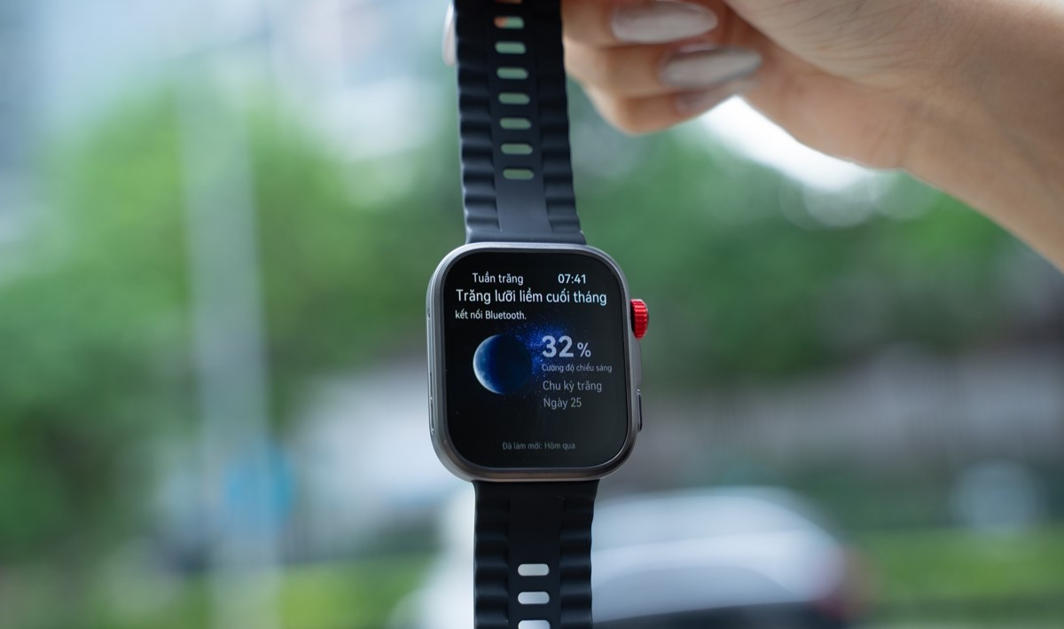 Huawei luôn được đánh giá cao về thiết kế trên các dòng đồng hồ thông minh và Huawei Fit 4 Pro không phải là ngoại lệ. Khi trên tay Huawei Fit 4 Pro, cảm giác đầu tiên bạn nhận được chính là sự kết hợp hoàn hảo giữa vẻ ngoài tinh tế và chất liệu cao cấp.