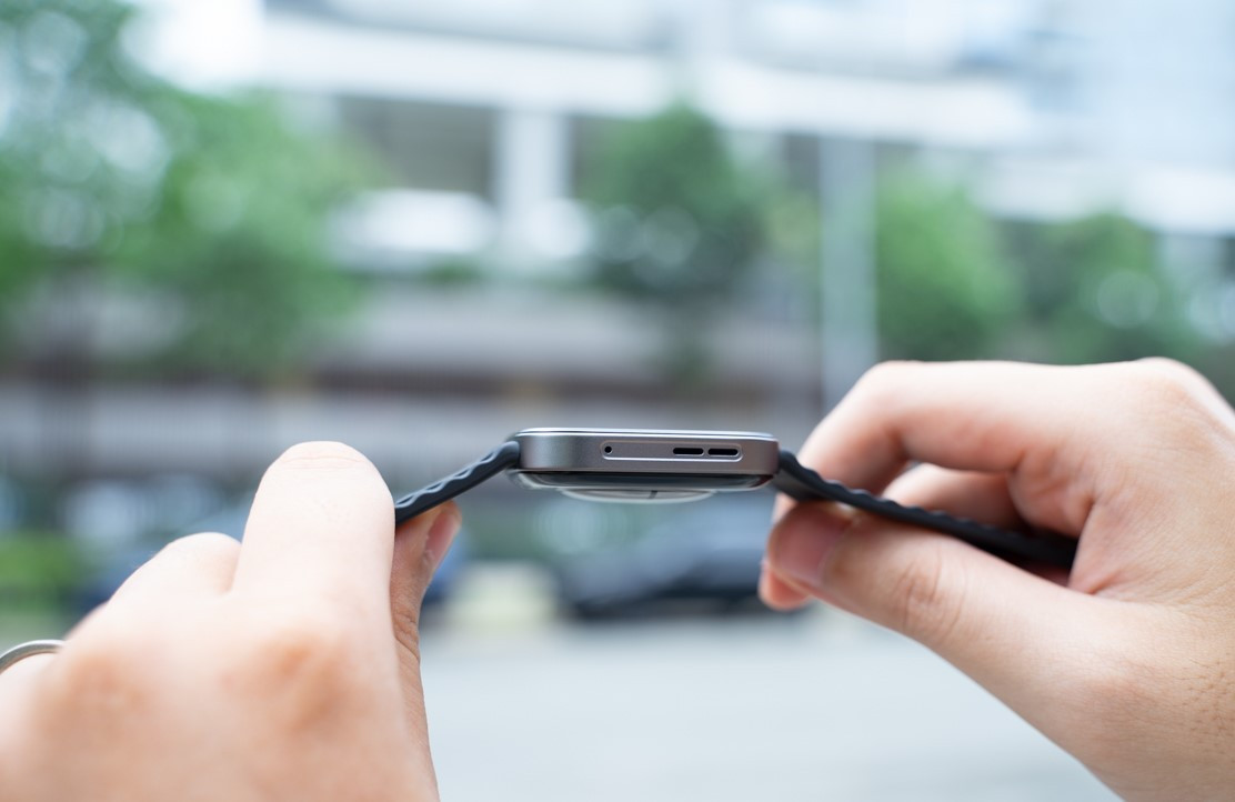 Cạnh trái đồng hồ được giữ tối giản với loa và mic tích hợp, hỗ trợ gọi thoại rõ ràng và điều khiển trợ lý ảo nhanh chóng.