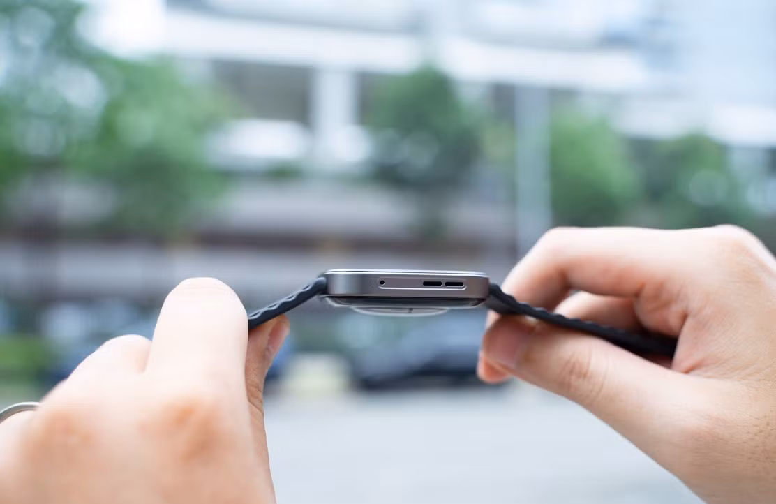 Cạnh trái đồng hồ được giữ tối giản với loa và mic tích hợp, hỗ trợ gọi thoại rõ ràng và điều khiển trợ lý ảo nhanh chóng.