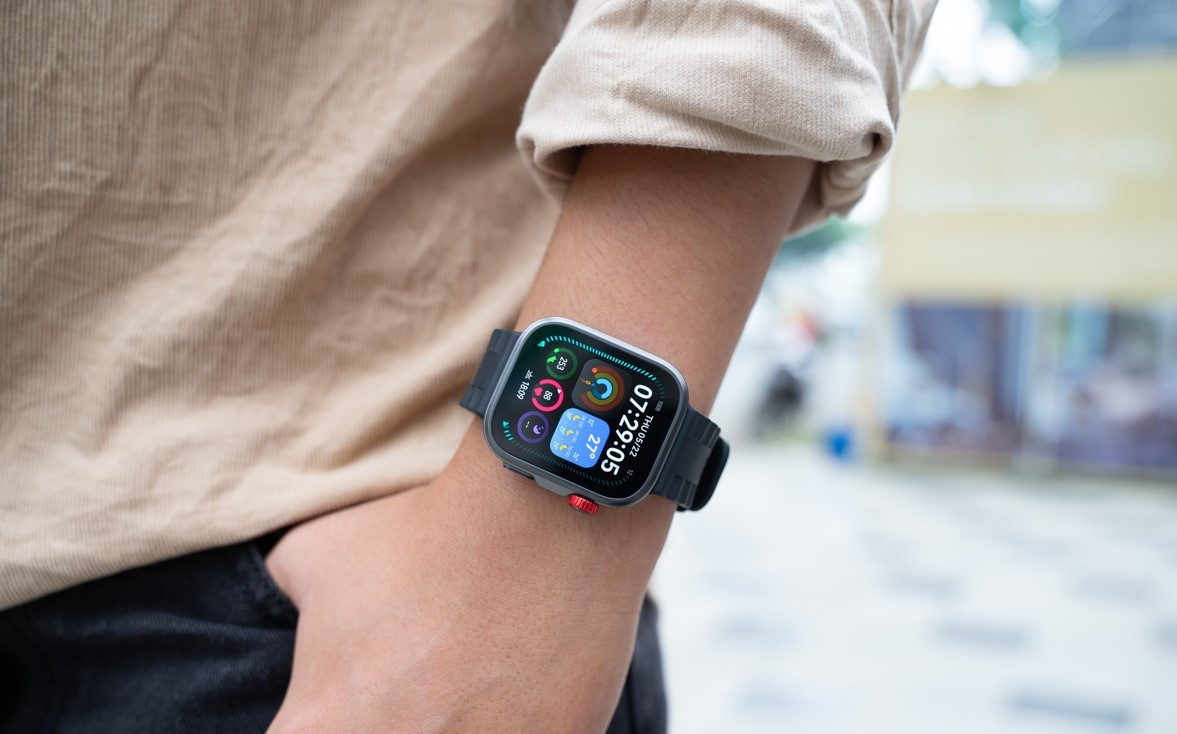 Hệ thống định vị GPS băng tần kép (GNSS) kết hợp với cảm biến đo độ cao barometric mang lại độ chính xác cao trong môi trường phức tạp. Đồng hồ hỗ trợ bản đồ ngoại tuyến màu sắc đầy đủ, nhập route từ Komoot và các tính năng dẫn đường chuyên nghiệp như waypoint guidance, backtracking.