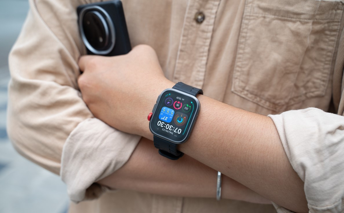 Khung viền của Fit 4 Pro được gia công tỉ mỉ, với các cạnh được vát sắc nét, cảm giác cầm nắm và đeo trên tay vô cùng thoải mái. Đặc biệt, khác với phần khung nhôm, viền của sản phẩm được hoàn thiện từ chất liệu titan cao cấp, mang lại độ bền vượt trội nhưng vẫn giữ được vẻ nhẹ nhàng, không gây cảm giác nặng nề khi đeo suốt cả ngày.