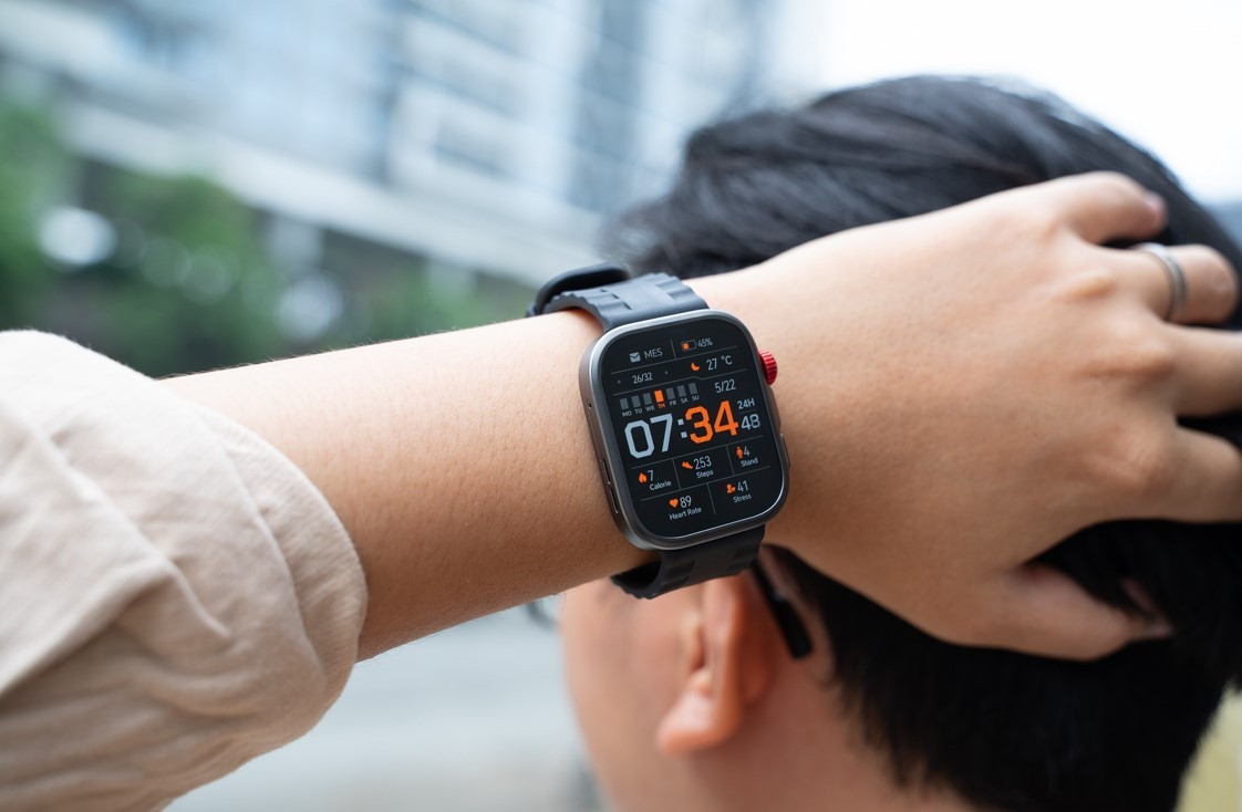 Mới đây, Huawei đã giới thiệu bộ đôi Watch Fit 4/4 Pro với nhiều điểm nâng cấp đáng chú ý, trong đó Watch Fit 4 Pro là phiên bản được nhiều người dùng mong chờ nhất. Chiếc smartwatch tầm trung mới nhà Huawei nổi bật với thiết kế cao cấp sử dụng vật liệu titan và kính sapphire, được tích hợp hệ thống TruSense thế hệ mới có khả năng đo hơn 60 chỉ số sức khỏe, bao gồm ECG, phát hiện rối loạn nhịp tim và theo dõi giấc ngủ nâng cao. Ảnh: Đình Nhân/Sforum