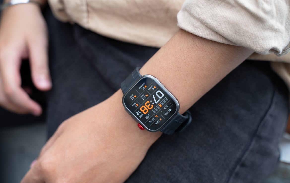 Đồng hồ còn có khả năng tải nhạc offline vào đồng hồ (chỉ hỗ trợ với Android), cho phép nghe nhạc qua tai nghe Bluetooth mà không cần mang theo điện thoại khi tập luyện. Ngoài ra, đồng hồ còn hỗ trợ NFC cho thanh toán không tiếp xúc tại một số thị trường.