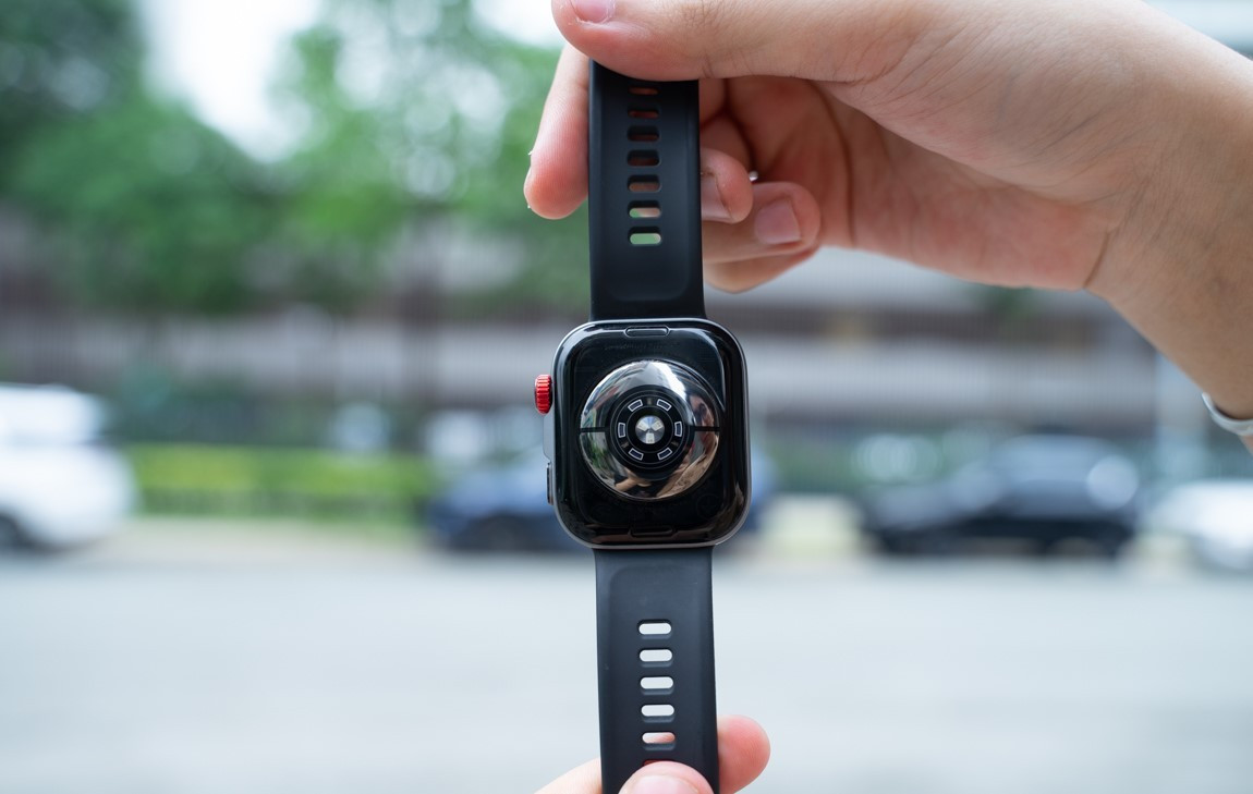 Mặt sau là nơi đặt cổng sạc và cảm biến TruSense thế hệ mới.