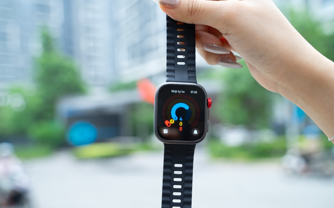 Về tập luyện, Huawei Watch Fit 4 Pro hỗ trợ hơn 100 chế độ luyện tập, từ các môn cơ bản đến chuyên nghiệp như lặn biển (40m), golf với cơ sở dữ liệu 15,000+ sân golf toàn cầu và trail running.