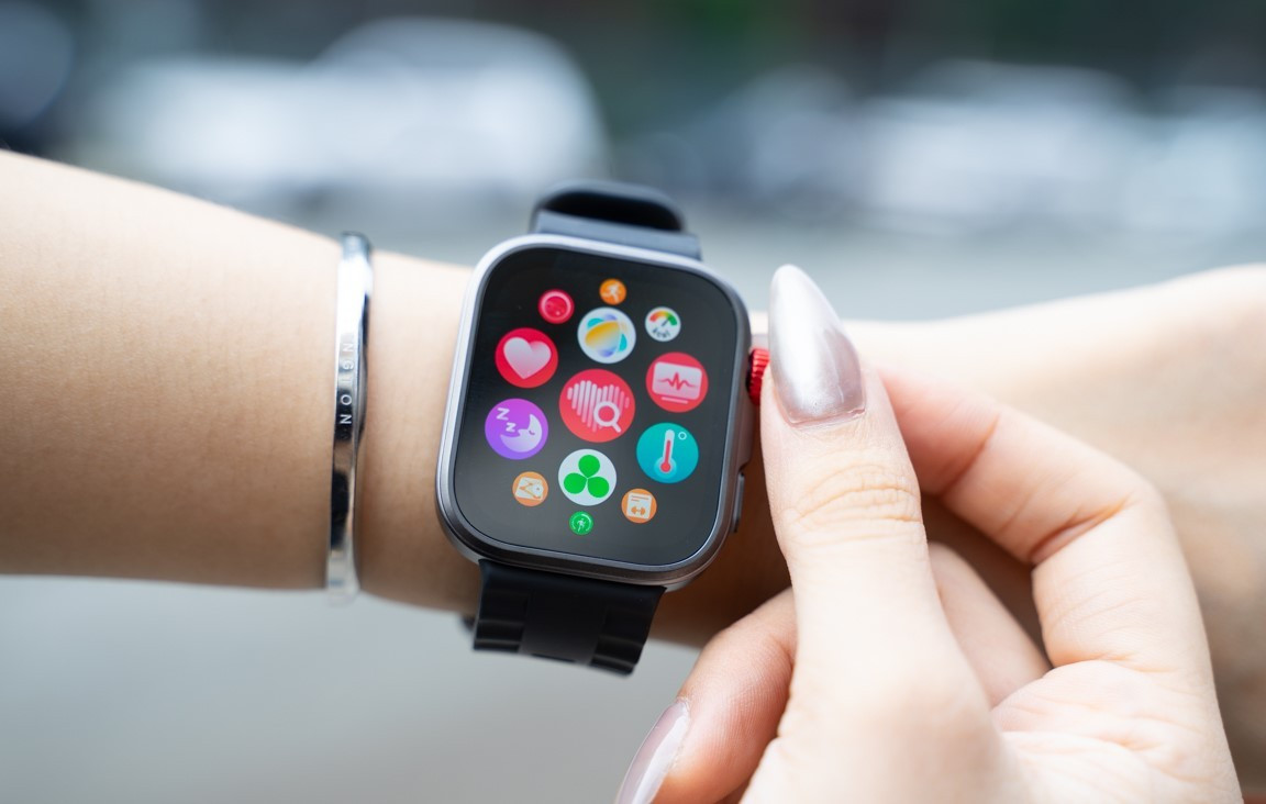 Với độ sáng siêu cao này, người dùng có thể dễ dàng quan sát thông tin ngay cả dưới ánh nắng trực tiếp khi tập luyện ngoài trời. Màn hình hỗ trợ tính năng Always-on Display, cho phép hiển thị thời gian và thông báo liên tục mà không cần thao tác.