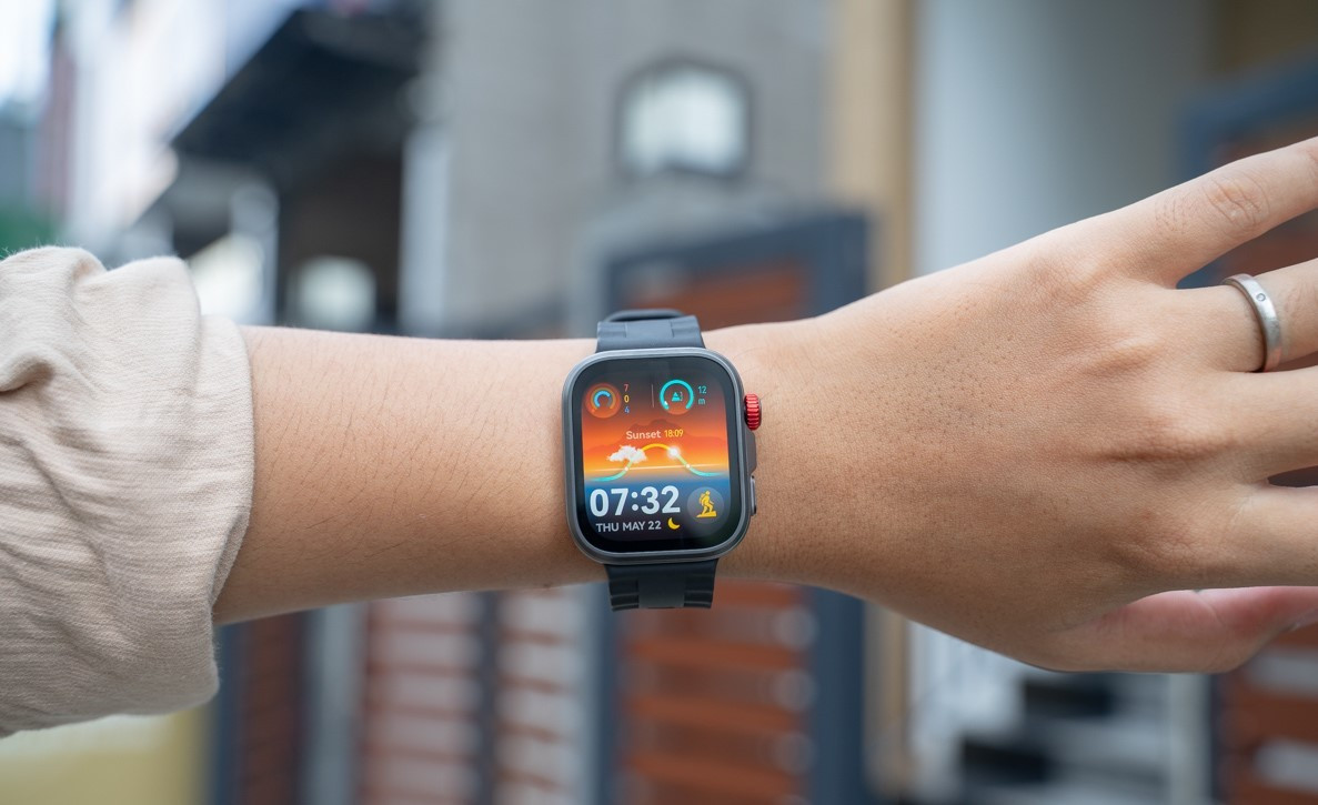 Màn hình AMOLED 1.82 inch của Huawei Watch Fit 4 Pro là một trong những điểm nổi bật nhất với độ phân giải 480 x 408 pixel và mật độ 347 PPI. Đặc biệt, màn hình đạt độ sáng cực đại 3000 nits - cao hơn 33% so với Apple Watch Series 9 và gần gấp đôi so với phiên bản Fit 4 thường (2000 nits).