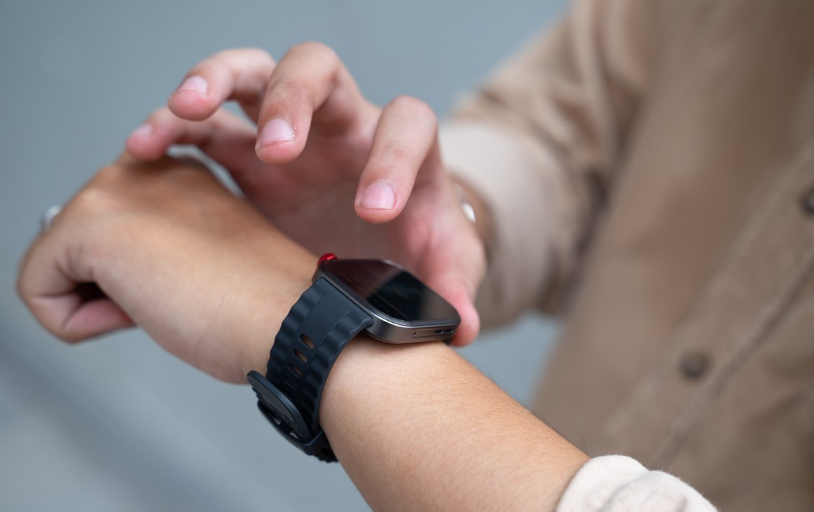 Huawei Fit 4 Pro đầu tư lớn vào chất liệu và hoàn thiện sản phẩm, không còn là một chiếc Watch Fit thường thấy, đây có thể nói là 1 smartwatch sánh ngang dòng GT của hãng. Khung đồng hồ làm từ hợp kim nhôm cao cấp, kết hợp mặt kính sapphire chống trầy xước, viền titanium, tạo nên cảm giác chắc chắn, sang trọng khi đeo trên tay. Khác với phiên bản thường, bản Pro có thiết kế khung viền vuông vức, cứng cáp hơn với màn hình phẳng thay vì cong.