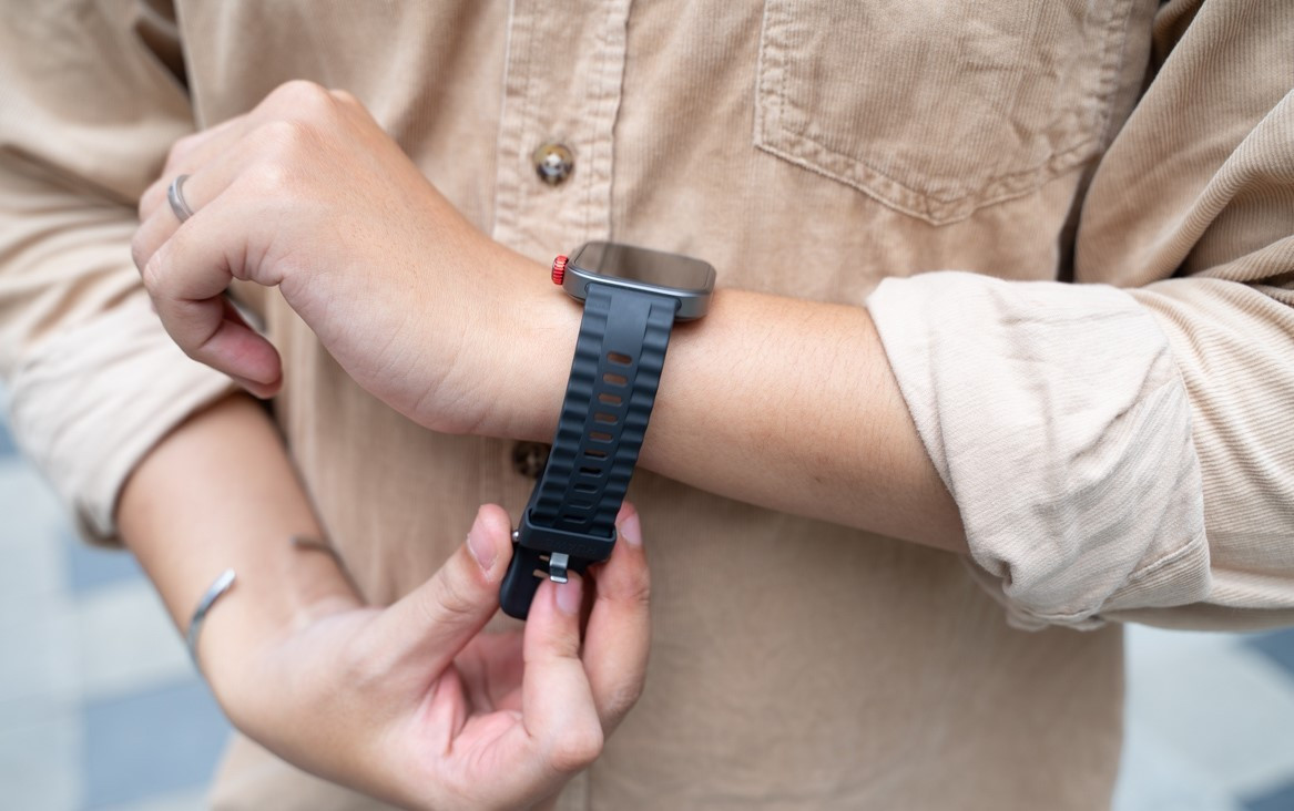 Dây đeo trên Huawei Fit 4 Pro là loại fluoroelastomer cao cấp, không chỉ mềm mại, êm ái khi tiếp xúc với da, mà còn dễ dàng tháo lắp nhờ cơ chế tháo dây nhanh.