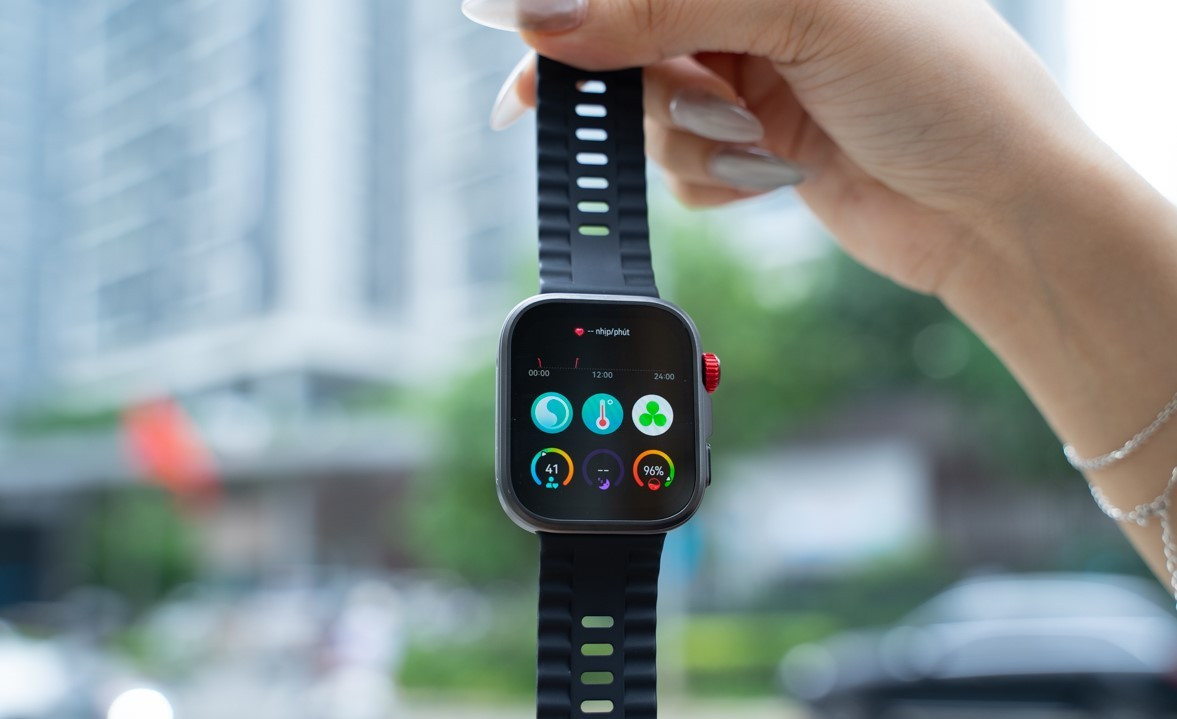 Kính sapphire không chỉ mang lại độ cứng vượt trội mà còn chống trầy xước hiệu quả, đảm bảo màn hình luôn sáng bóng sau thời gian dài sử dụng.