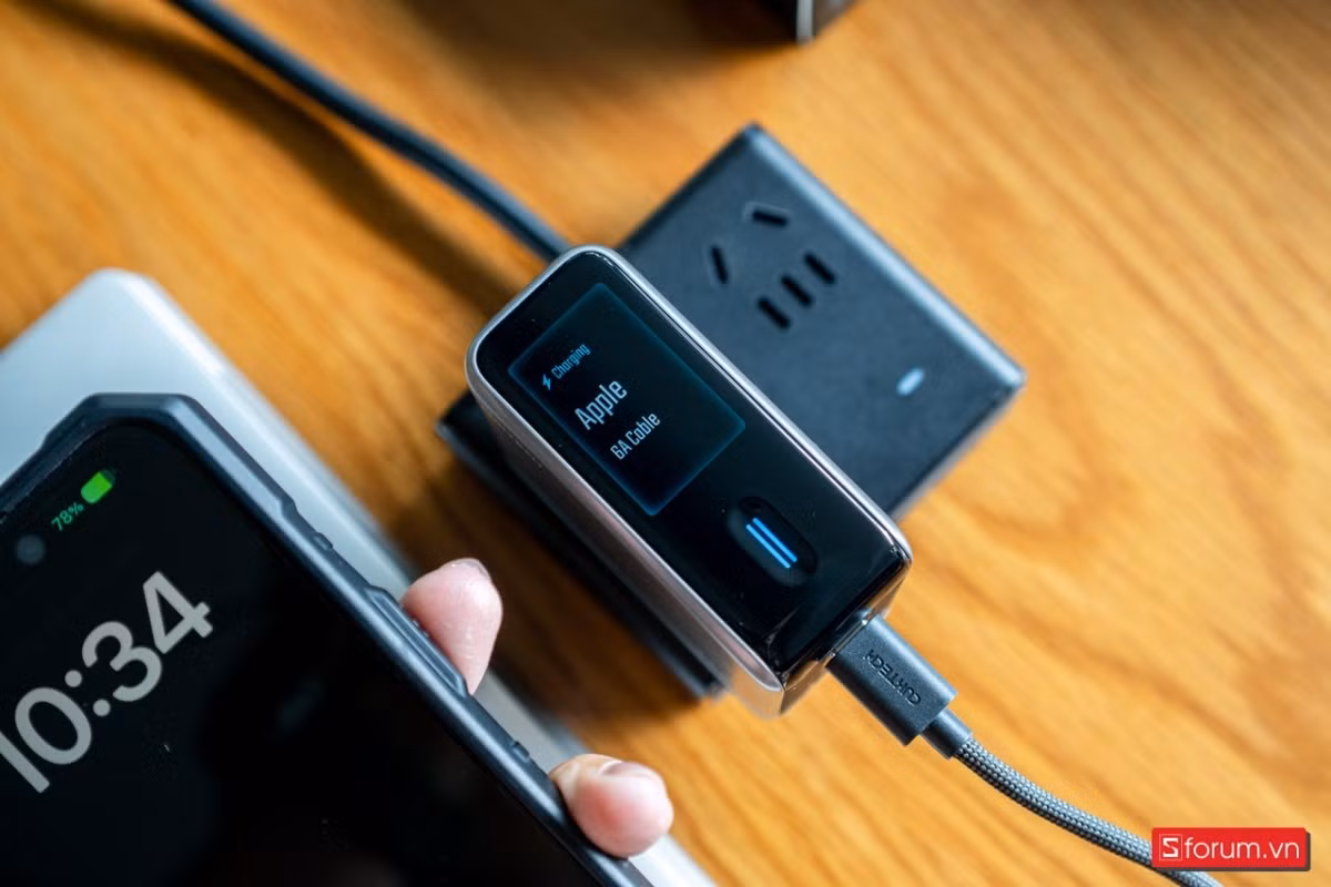 Ở mức giá chỉ tầm 900.000 đồng, có thể nói đây không còn là một củ sạc đơn thuần, mà là cả một bảng điều khiển thông minh thu nhỏ trong lòng bàn tay. Câu hỏi là: bạn có cần một củ sạc như vậy không, hay chỉ là bị công nghệ mê hoặc?