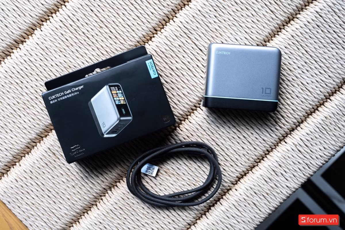 Chi tiết đến mức cổng nào xuất được bao nhiêu watt, ứng với thiết bị nào, bạn đều có thể nhìn rõ trên app và màn hình, cảm giác như đang cầm trong tay một thiết bị lab thu nhỏ chứ không phải một cục sạc di động.