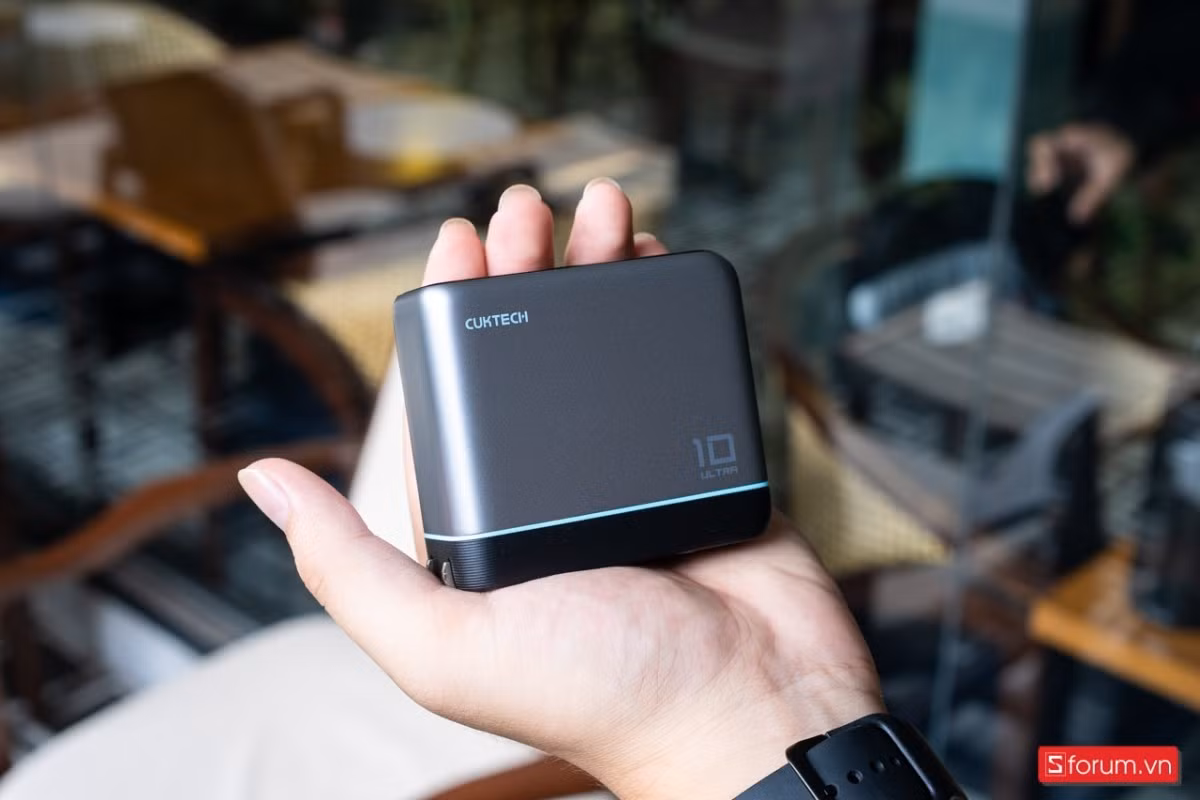 Cuktech 10 Ultra nặng chỉ 234g, kích thước tương đương lòng bàn tay, cạnh bo tròn, vỏ nhựa nhám chống bám vân tay và chân cắm gập gọn. Đây là điểm cực quan trọng nếu bạn hay mang đi du lịch, nhẹ, gọn, không lủng lẳng dây cáp hay vướng víu.