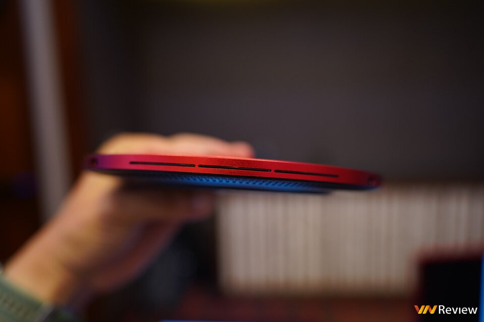 Mặc dù thiết kế có nhiều khe tản nhiệt và các tấm tản nhiệt nhưng bên trong máy được thiết kế không quạt (fanless) được hãng gọi là Frore AirJets. Điều này là một thành tựu đáng nể, cho phép thiết bị có thể hoạt động hoàn toàn im lặng, phù hợp cho những môi trường cần sự yên tĩnh tuyệt đối như văn phòng, phòng khách hay phòng ngủ.