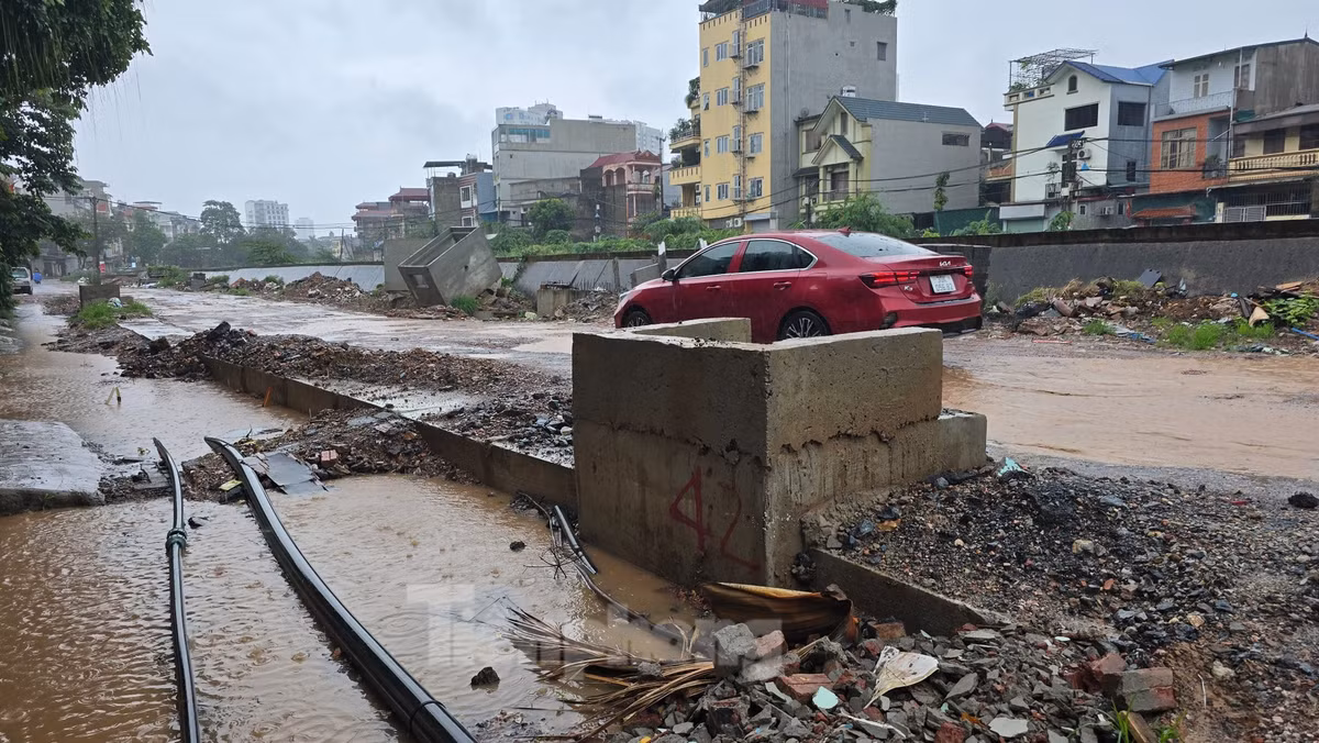 Quan điểm của chủ đầu tư và đơn vị tư vấn là sẽ triển khai thi công theo đúng quy hoạch về cao độ nền mặt đường, không thế hạ thấp cục bộ (khoảng 200m). Tuy nhiên, Ban quản lý cũng sẽ báo cáo thành phố, xem xét giữ nguyên cao độ đáy rãnh nước thải sinh hoạt như hiện nay. "Theo thiết kế, đường Ngô Quyền sẽ có 3 hệ thống thu nước. Trong đó, 2 hệ thống cống thu gom nước mặt và 1 hệ thống thu nước thải sinh hoạt. Chúng tôi kiến nghị sẽ điều chỉnh, giữ nguyên hệ thống thu gom nước thải sinh hoạt như hiện nay", đại diện Ban quản lý dự án thông tin.