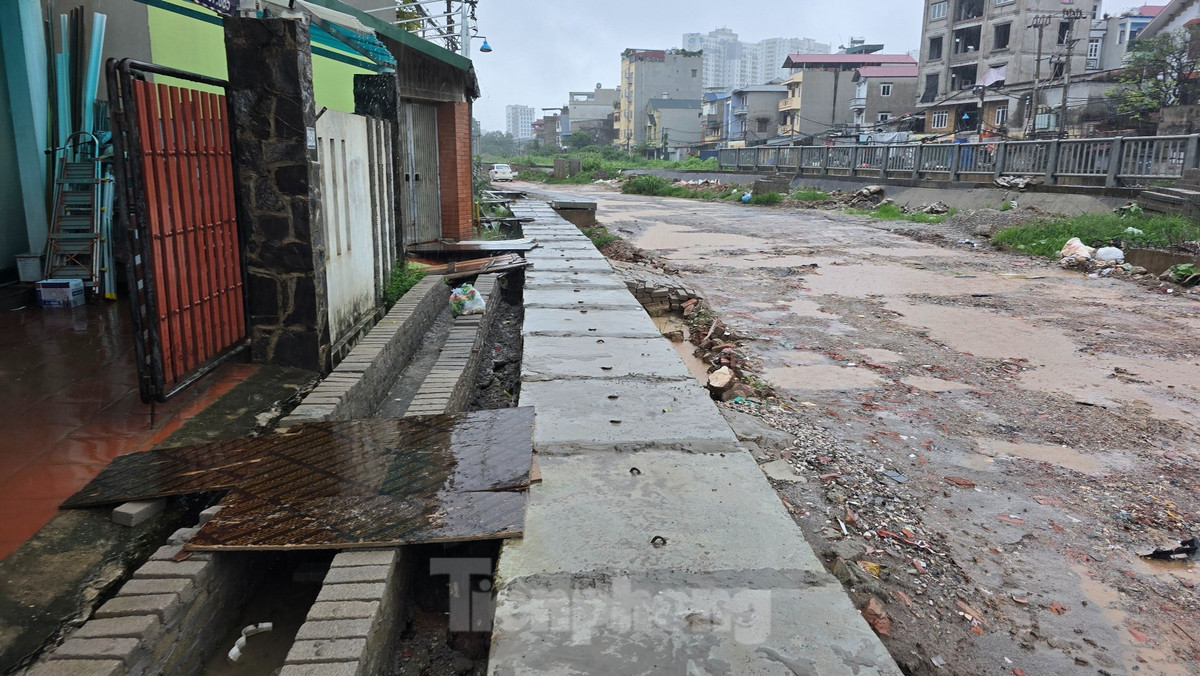 Theo ghi nhận của chúng tôi ngày 3/7, tuyến đường Ngô Quyền đang tạm dừng thi công dài gần 200m. Hệ thống hạ tầng kỹ thuật, cống thoát nước ở dọc tuyến cao hơn nhà dân rất nhiều. Thậm chí, tại đầu các ngõ 26, 28, 30 đường Ngô Quyền, do cống và nền đường mới quá cao nên các hộ dân phải đắp đường, bắc ván tạm mới có thể đi qua.