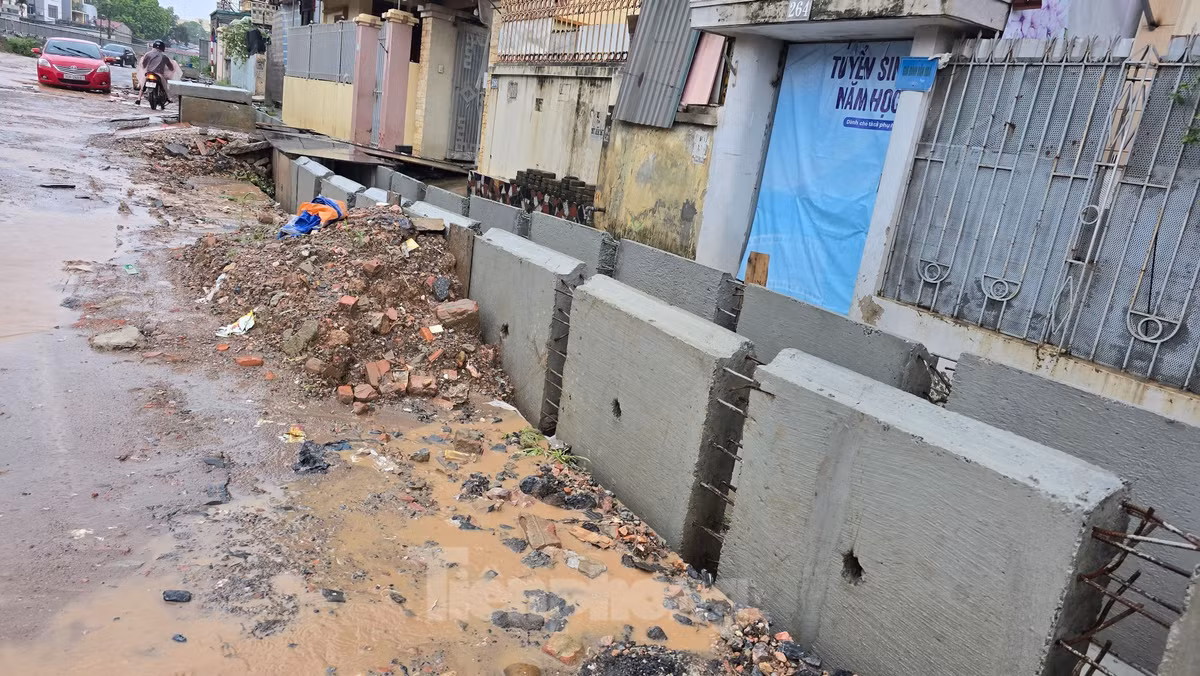 Trao đổi với Báo Tiền Phong ngày 3/7, đại diện Ban Quản lý duy tu các công trình NN&amp;MT Hà Nội (Sở NN&amp;MT Hà Nội), chủ đầu tư dự án cho biết: Vị trí đường Ngô Quyền (bờ phải Kênh La Khê) dài khoảng 700m, trong đó đoạn bị ảnh hưởng dài khoảng 200m. Cụ thể, đoạn từ Km+400 đến Km1+600 có cao độ mặt đường hiện trạng từ +5m đến +5,3m (trước khi xây dựng); cao độ nhà dân hiện trạng +5,3m đến +5,6m, thậm chí có đoạn chỉ có +4,8m (thấp nhất toàn tuyến).