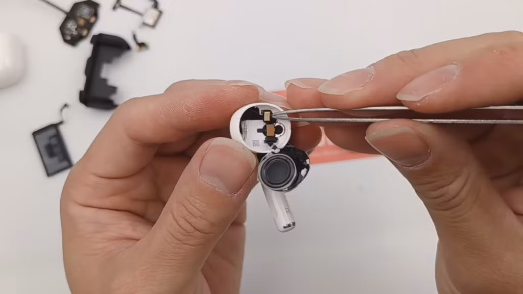 iFixit cho biết việc thay pin rất khó khăn đến nỗi nhiều cửa hàng sửa chữa thậm chí còn không muốn làm điều đó. Hộp sạc AirPods Pro cũng có pin được dán keo tương tự.