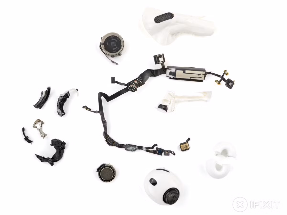 AirPods Pro 3‌ có một cell pin 0,221 Wh bên trong, trong khi hộp đựng có viên pin 1,334 Wh.