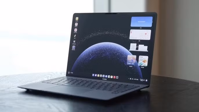 Cùng ngày, Huawei cũng giới thiệu HUAWEI MateBook Pro, laptop 14,2 inch với màn hình OLED 3:2 (3.120 x 2.080px), RAM 24GB/32GB, SSD 512GB/1TB/2TB, pin 70Wh và ba cổng USB-C 3.2 Gen 1 (hỗ trợ sạc tối đa 66W). Máy nặng 970g, dày 13,5mm và sẽ lên kệ từ ngày 6/6 với giá khởi điểm 8.000 tệ (khoảng 28 triệu đồng) cho phiên bản 24GB/512GB.