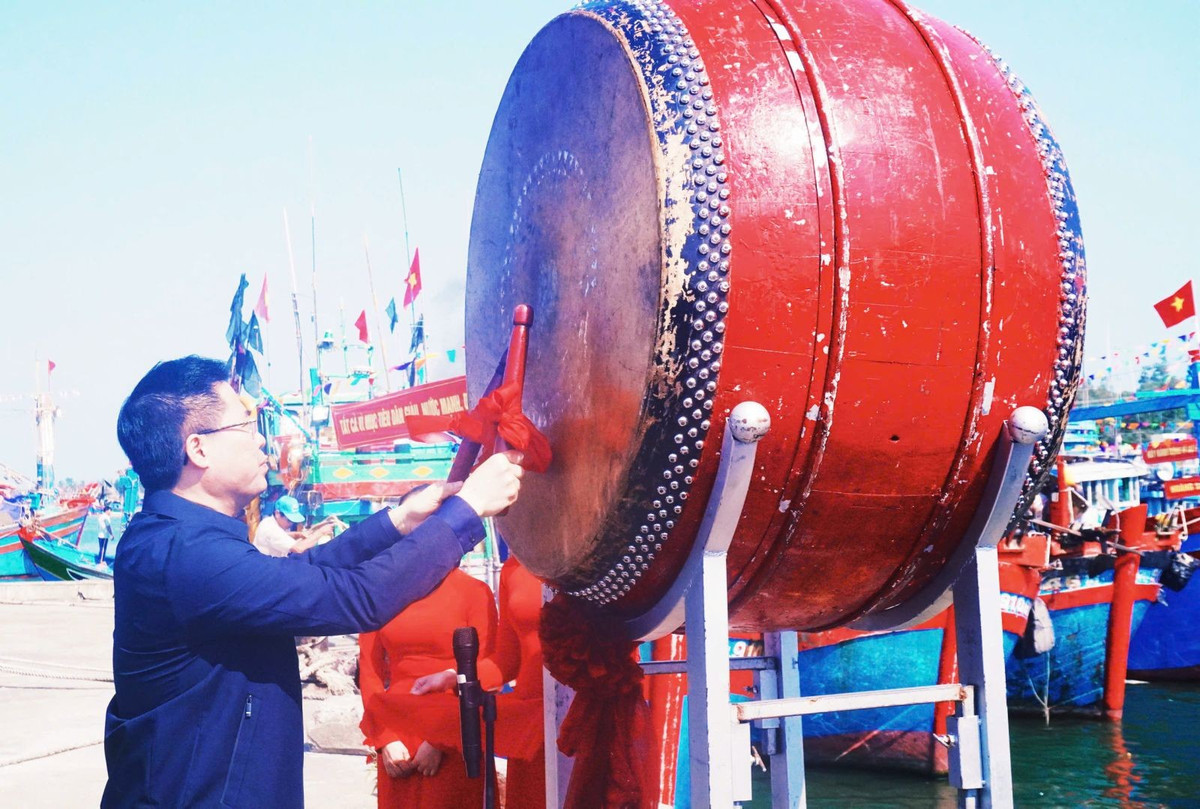 Trước đó, Ủy viên Trung ương Đảng - Phó Bí thư, Chủ tịch UBND tỉnh Quảng Ngãi Nguyễn Hoàng Giang gióng lên hồi trống hội rộn ràng, khai biển đầu năm cùng ngư dân tại đây. Trong cờ đỏ sao vàng tung bay trên nền trời Xuân, những con tàu đánh cá nối đuôi nhau neo đậu tại cửa biển như sẵn sàng bứt phá.