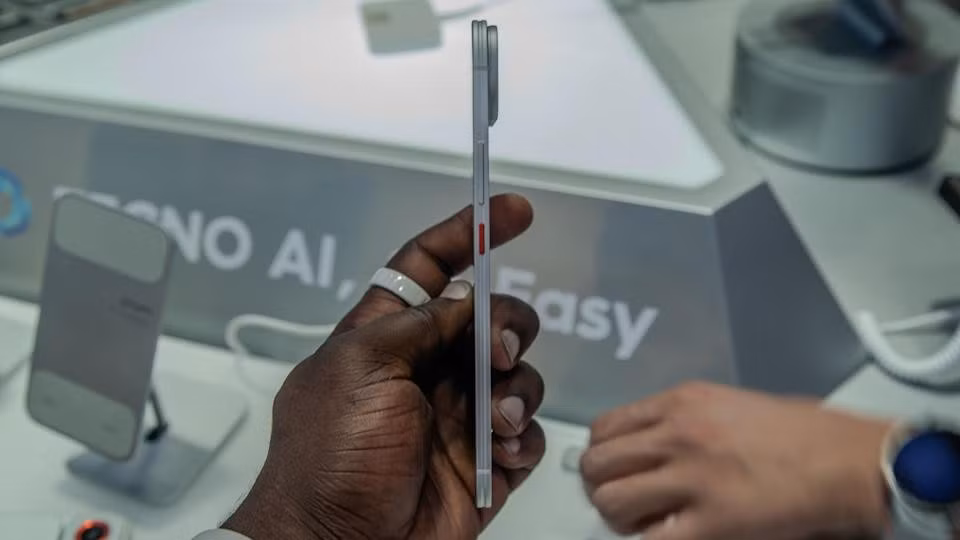 Máy mỏng đến mức tác giả bài trải nghiệm ví rằng nó còn “gầy” hơn cả các mẫu máy siêu mỏng hiện nay như iPhone Air hay Galaxy S25 Edge. Dù vậy, Tecno không dựa vào MagSafe mà sử dụng hệ kết nối riêng cho các phụ kiện.