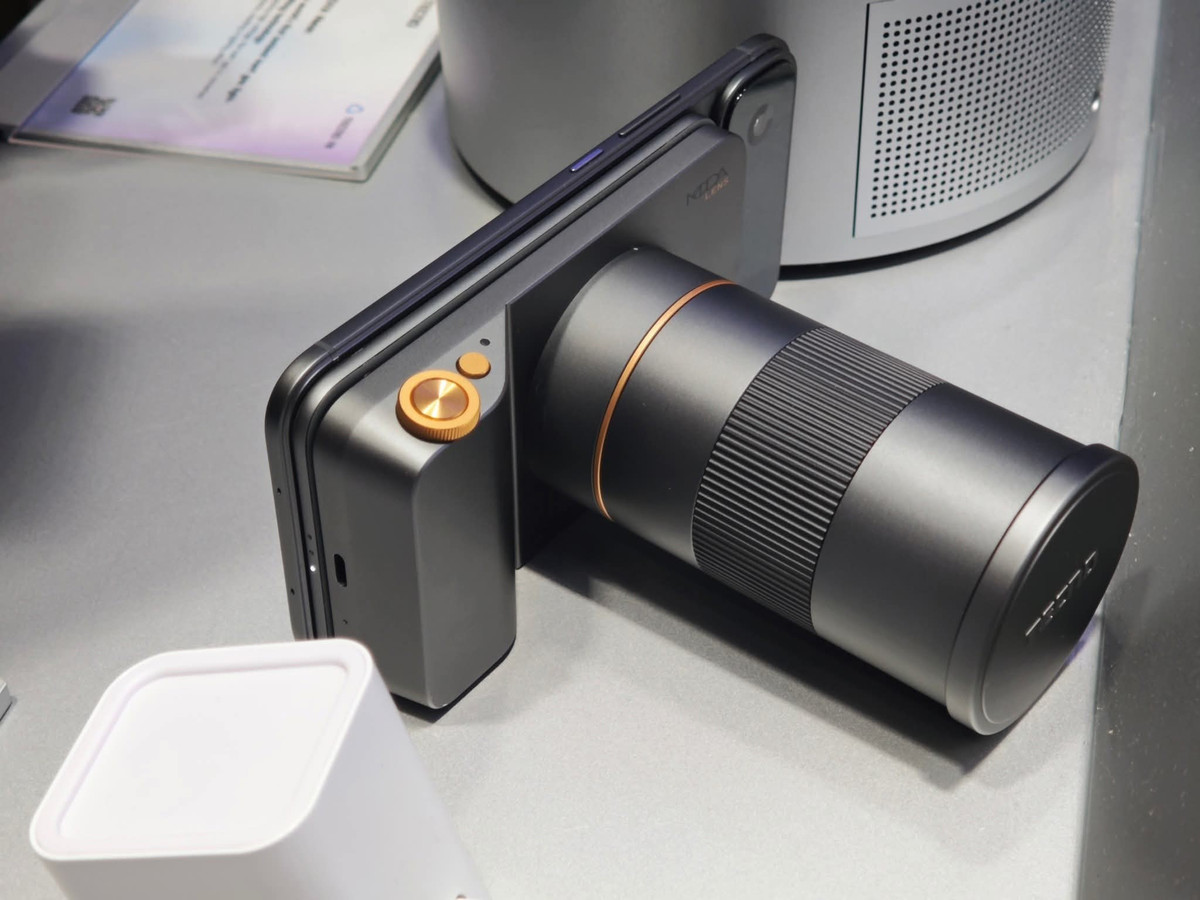 Nếu cần mức zoom xa hơn, người dùng có thể gắn Tecno Telephoto Lens, một phụ kiện có thiết kế giống tay cầm máy ảnh, hỗ trợ zoom 10x đến 20x và tích hợp chống rung quang học OIS.