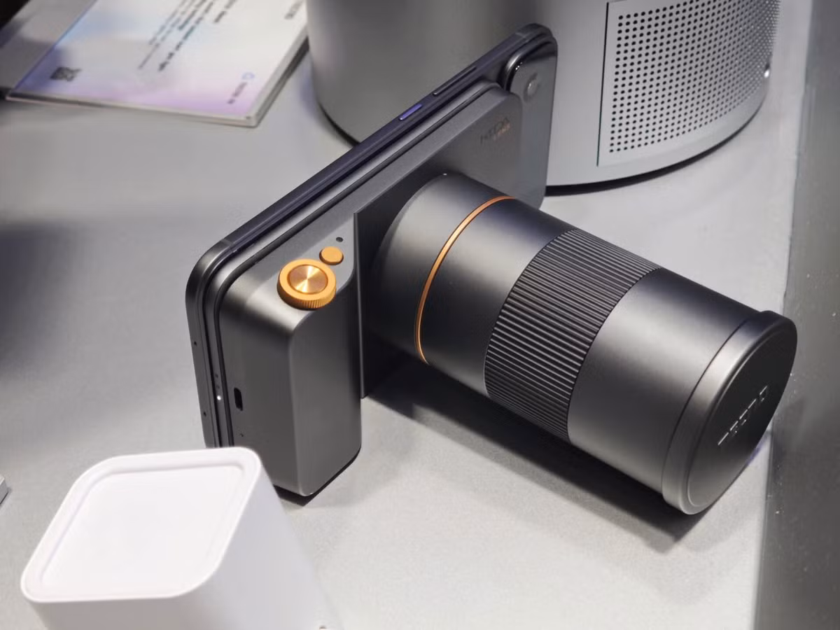 Nếu cần mức zoom xa hơn, người dùng có thể gắn Tecno Telephoto Lens, một phụ kiện có thiết kế giống tay cầm máy ảnh, hỗ trợ zoom 10x đến 20x và tích hợp chống rung quang học OIS.