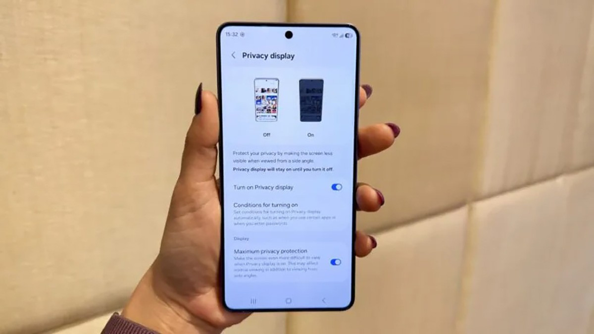 Điều gây bất ngờ là mẫu concept này hoạt động thực sự, có thể bật màn hình, cuộn ứng dụng và thử các mô-đun camera. Hãng không công bố chipset sử dụng và cũng không nói về khả năng thương mại hóa trong thời gian tới.