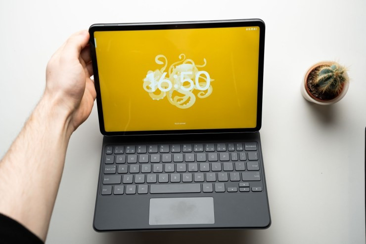 Nếu ngân sách không quá dư dả, bản Pad 8 tiêu chuẩn cũng là lựa chọn đáng cân nhắc. Máy vẫn giữ nhiều điểm mạnh như màn hình 144 Hz và pin lớn, chỉ khác ở chip Snapdragon 8s Gen 4 yếu hơn một chút và sạc chậm hơn. Với mức giá thấp hơn vài triệu đồng, đây vẫn là một chiếc tablet rất ổn cho nhu cầu học tập và giải trí.