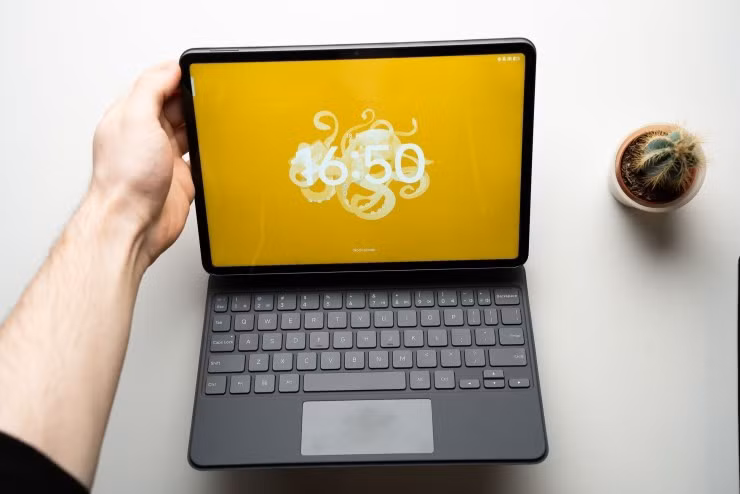 Nếu ngân sách không quá dư dả, bản Pad 8 tiêu chuẩn cũng là lựa chọn đáng cân nhắc. Máy vẫn giữ nhiều điểm mạnh như màn hình 144 Hz và pin lớn, chỉ khác ở chip Snapdragon 8s Gen 4 yếu hơn một chút và sạc chậm hơn. Với mức giá thấp hơn vài triệu đồng, đây vẫn là một chiếc tablet rất ổn cho nhu cầu học tập và giải trí.