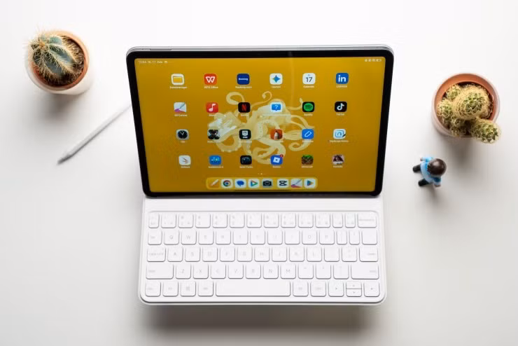 Điểm thú vị nằm ở mức giá. Trong các đợt sale tại Việt Nam, bản tiêu chuẩn của Xiaomi Pad 8 thường có giá khoảng 8 đến 9 triệu đồng, trong khi Pad 8 Pro khoảng 12 đến 13 triệu đồng. Với mức tiền này, lựa chọn phổ biến trên thị trường thường chỉ là iPad bản tiêu chuẩn hoặc iPad Air đời mới.