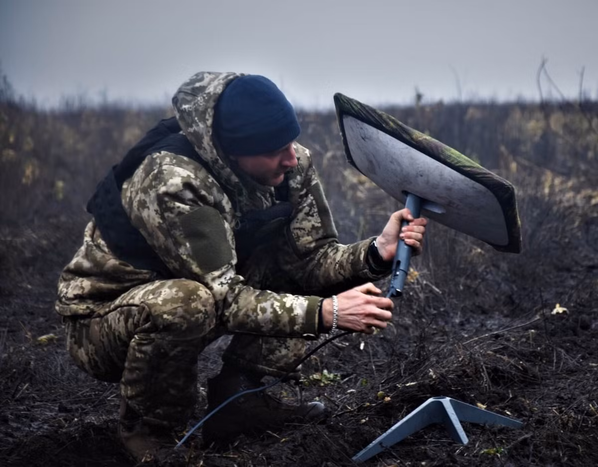 Công nghệ Starlink đã chứng minh được hiệu quả lớn tại các khu vực xung đột, bao gồm cả ở Ukraine, nơi Starlink cung cấp dịch vụ liên lạc di động một cách liên tục cho quân đội, làm thay đổi các quy tắc của chiến trường.