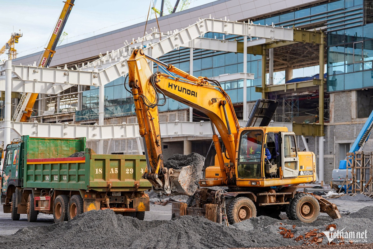 Phía trước nhà ga, khu nhà để xe đã hoàn tất phần cọc, đồng thời thi công song song cả kết cấu và hệ thống cơ điện, cấp thoát nước, phòng cháy chữa cháy ngầm. Hiện, 160 trong tổng số 1.215 móng của tầng hầm và tầng trệt đã hoàn thiện.