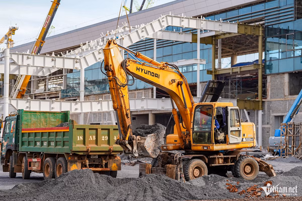 Phía trước nhà ga, khu nhà để xe đã hoàn tất phần cọc, đồng thời thi công song song cả kết cấu và hệ thống cơ điện, cấp thoát nước, phòng cháy chữa cháy ngầm. Hiện, 160 trong tổng số 1.215 móng của tầng hầm và tầng trệt đã hoàn thiện.