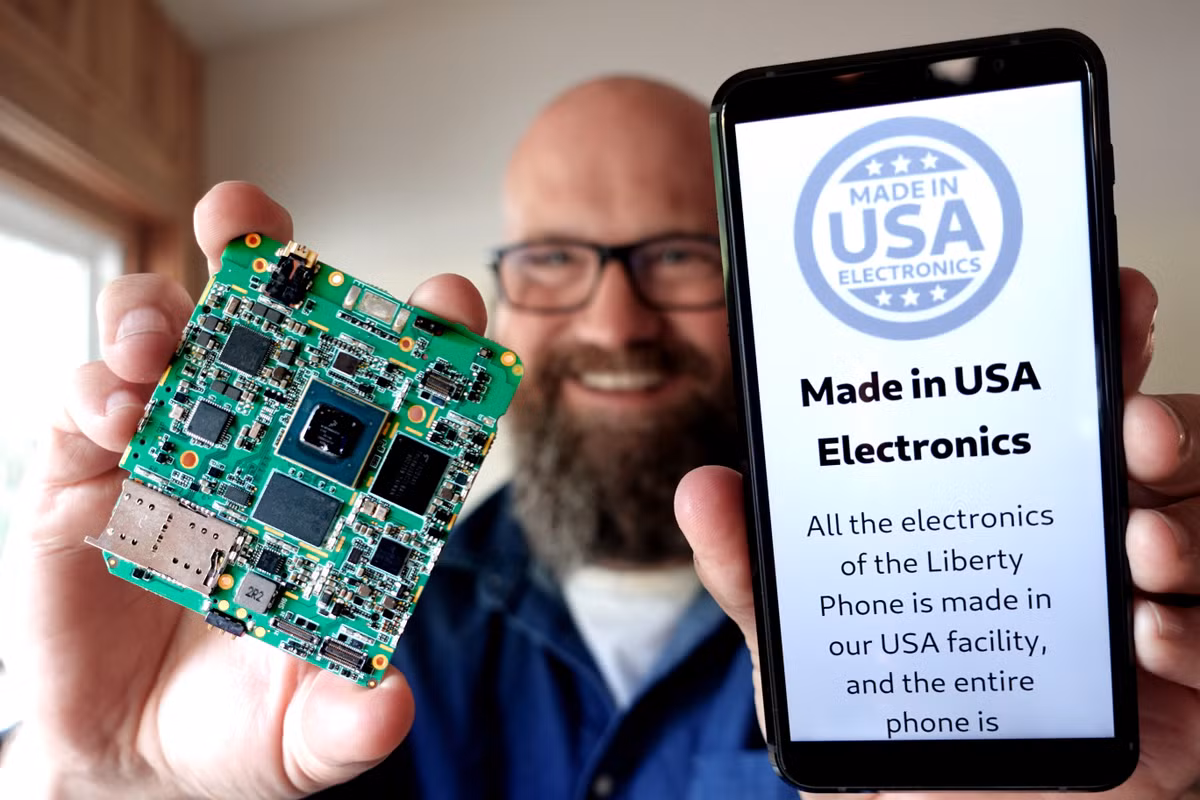Bo mạch chủ của Liberty Phone được chế tạo tại nhà máy của Purism, chip xử lý đến từ Texas, và việc lắp ráp được thực hiện tại cơ sở của Purism ở Carlsbad, California. Nhưng không phải tất cả các bộ phận đều do Mỹ sản xuất. Một số linh kiện khác đến từ Trung Quốc và các nước châu Á khác."Tôi đã thực hiện dự án này trong 10 năm và chúng tôi đã cố gắng hết sức để xây dựng dựa trên sản xuất của Mỹ," Weaver nói.