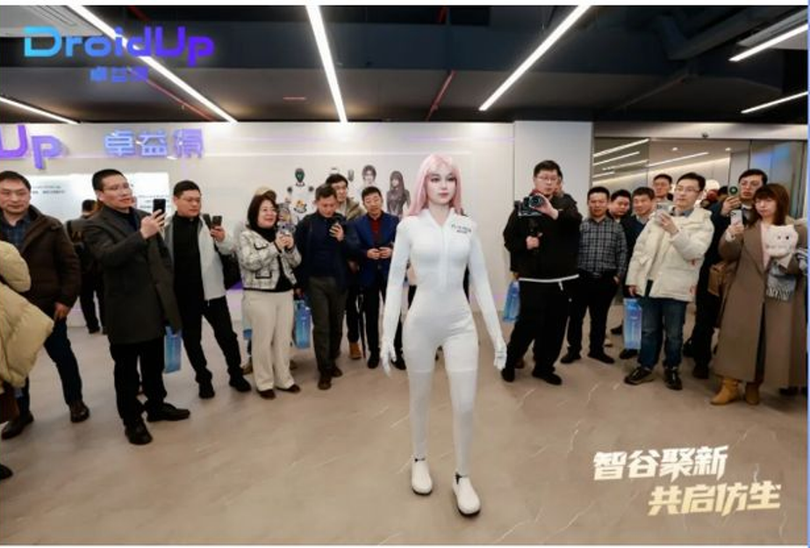 Moya được trang bị hệ thống dẫn đường quán tính 3D và cảm biến áp lực lòng bàn chân, cho phép tránh chướng ngại vật linh hoạt trong môi trường xung quanh, có thể chịu được va chạm hoặc xô đẩy nhẹ mà không bị ngã.