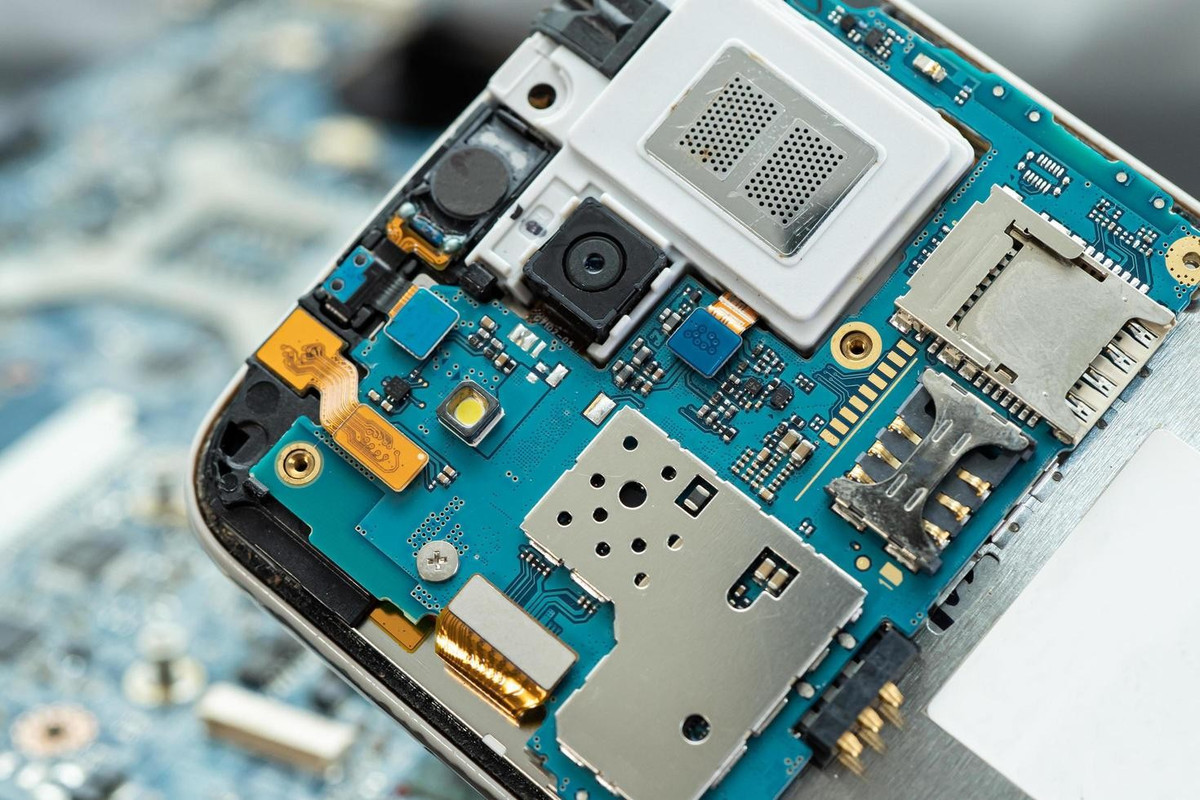 "Tuy nhiên, vẫn còn một số bộ phận chưa có chuỗi cung ứng. Chúng tôi sẽ tiếp tục cải thiện cho đến khi đạt được cột mốc có chuỗi cung ứng trên đất Mỹ."Weaver cho biết công ty của ông có thể sản xuất Liberty Phone với tốc độ khoảng 10.000 chiếc mỗi tháng, nhưng tính đến nay, ông mới bán được chưa đầy 100.000 chiếc. Ngược lại, Apple đã xuất xưởng khoảng 225 triệu máy điện thoại vào năm 2024, theo công ty phân tích thị trường Canalys.