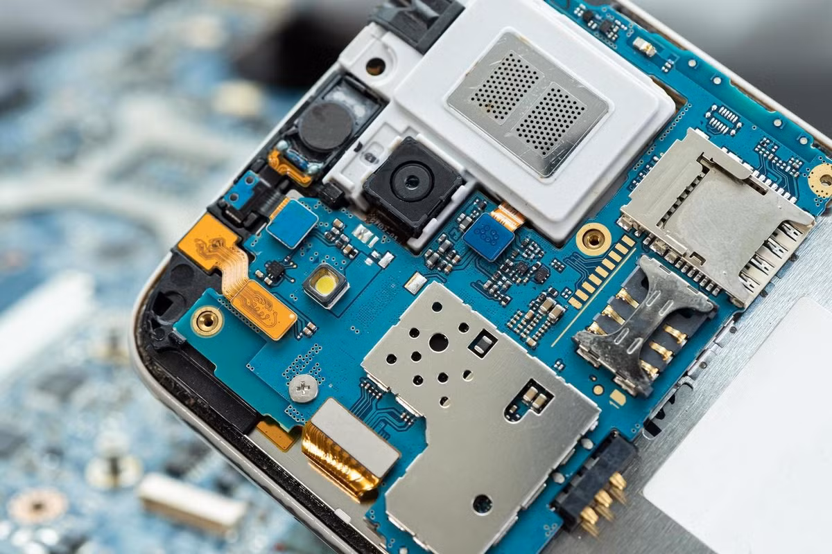 "Tuy nhiên, vẫn còn một số bộ phận chưa có chuỗi cung ứng. Chúng tôi sẽ tiếp tục cải thiện cho đến khi đạt được cột mốc có chuỗi cung ứng trên đất Mỹ."Weaver cho biết công ty của ông có thể sản xuất Liberty Phone với tốc độ khoảng 10.000 chiếc mỗi tháng, nhưng tính đến nay, ông mới bán được chưa đầy 100.000 chiếc. Ngược lại, Apple đã xuất xưởng khoảng 225 triệu máy điện thoại vào năm 2024, theo công ty phân tích thị trường Canalys.