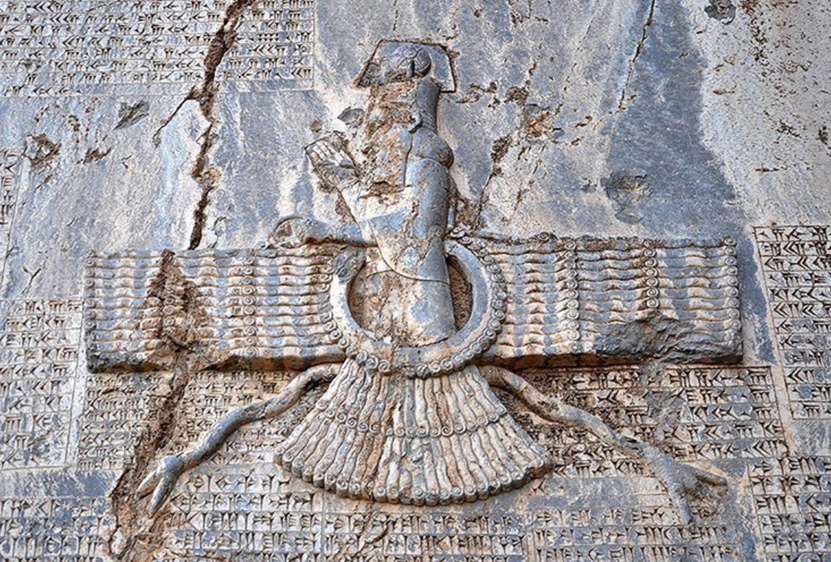 Minh chứng cho điều này là "Bản khắc Bisotun", được khắc trên vách đá tại di tích Bisotun. Darius I đã khắc ghi cuộc chinh phục và mệnh lệnh của mình bằng ba ngôn ngữ, khiến tầm quan trọng lịch sử của nó có thể so sánh với Phiến đá Rosetta.