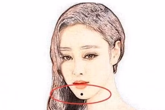 Người có nốt ruồi ở cằm thường gặp nhiều may mắn, tài lộc và có đầu óc linh hoạt trong việc kiếm tiền. Họ sẽ trở nên giàu có nhanh chóng và chắc chắn sẽ kiếm được rất nhiều tiền. Nếu bạn chú ý, bạn sẽ thấy rằng nhiều người có nốt ruồi ở cằm thường có điều kiện sống tốt.